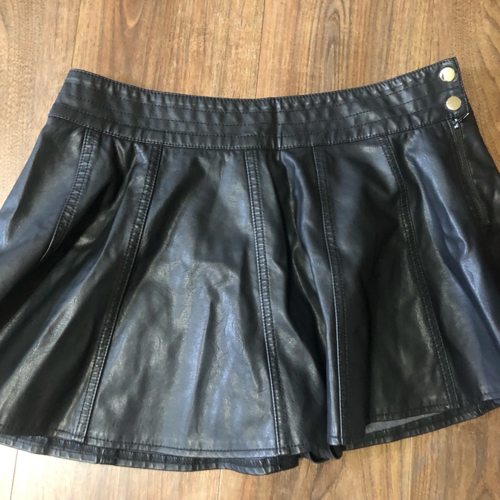 WINDSOR SKORT FAUX LEATHER MINI SKIRT LARGE BLACK has FLAW